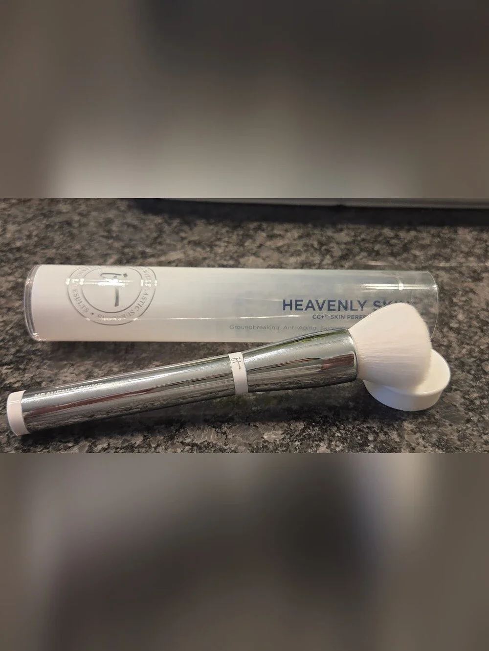 IT Cosmetics Heavenly Skin CC+ Skin-Perfecting Brush #702 NWOT
